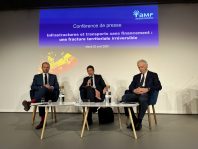 David Lisnard entouré des co-présidents de la commission transports de l’AMF Sylvain Laval et Frédéric Cuillerier