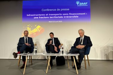 David Lisnard entouré des co-présidents de la commission transports de l’AMF Sylvain Laval et Frédéric Cuillerier