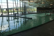 L’eau des piscines publiques doit-elle être (tout le temps) changée deux fois par an