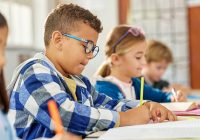 Un écolier qui travaille