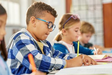 Un écolier qui travaille