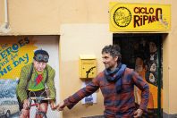 Les biens récupérés par la municipalité sont dédiés à diverses activités, dont la réparation de vélos.