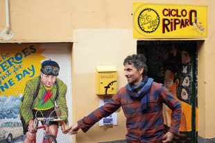Les biens récupérés par la municipalité sont dédiés à diverses activités, dont la réparation de vélos.
