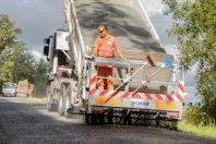 Dans les départements ou secteurs ruraux, les routes gravillonnées progressent. Ici en Gironde.