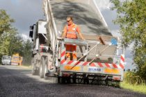 Dans les départements ou secteurs ruraux, les routes gravillonnées progressent. Ici en Gironde.