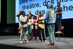 Chaque année, 4 000 collégiens de la Seine-Saint-Denis créent des pièces de théâtre, des vidéos, des affiches, etc., sur le thème « jeunes contre le sexisme ».