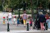 Des assistantes maternelles se promènent avec des enfants