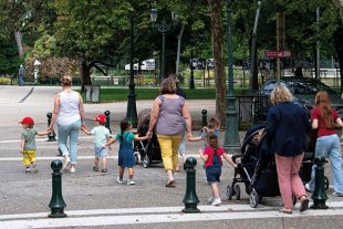 Des assistantes maternelles se promènent avec des enfants