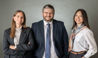Au sein d’un cabinet d’une vingtaine d’avocats, l’équipe
dédiée aux collectivités est dirigée par Me Pierre-Etienne Moullé. 
Son ADN : proximité, réactivité, pragmatisme, 
transversalité des approches juridiques et recours