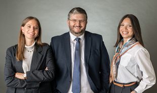 Au sein d’un cabinet d’une vingtaine d’avocats, l’équipe
dédiée aux collectivités est dirigée par Me Pierre-Etienne Moullé. 
Son ADN : proximité, réactivité, pragmatisme, 
transversalité des approches juridiques et recours