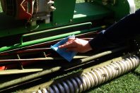 La technique de l’ADN environnemental permet de
détecter les maladies du gazon grâce à une lingette
passée sur les lames d’une tondeuse.