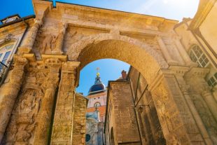 Patrimoine-Porte-noire-Besançon-Philippe-AdobeStock_501933493