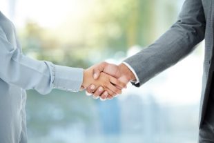poignée-de-mains-Clayton D-peopleimages.com-AdobeStock_891906080