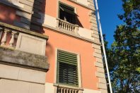 Des protections solaires modernes inspirées de solutions
traditionnelles ont été installées sur ce bâtiment public
patrimonial, la mairie de Castelldefels, en Espagne.