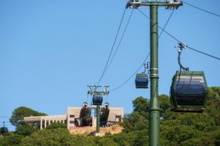 Le service technique des remontées mécaniques (STRMTG) teste le téléphérique d’Ajaccio ce mois de juillet.