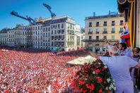 C’est l’une des images emblématiques des fêtes de Bayonne, une marée humaine, tout de rouge et blanc vêtue, qui déferle dans les rues de la ville.
