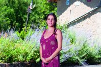 Léa Guerrieri, maire de Carayac (Lot) et secrétaire de mairie de Frontenac (Gironde).