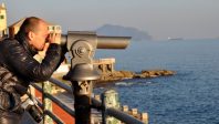 observation-jumelles-skampixelle-AdobeStock_39344540