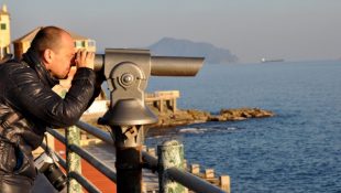 observation-jumelles-skampixelle-AdobeStock_39344540