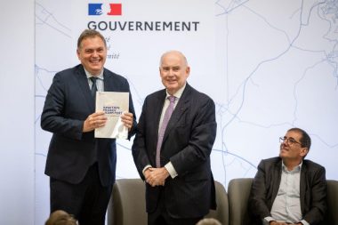 Philippe Tabarot, ministre des Transports, et Dominique Bussereau,  président de la conférence Ambition France Transports de financement des infrastructures, le 9 juillet à Paris.