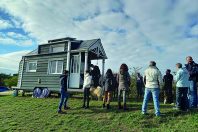 L’association Hameaux légers accompagne les collectivités et les habitants sur le montage de projets : financements, volet juridique, etc.