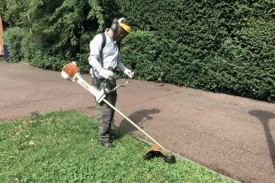 agent des espaces verts de Saint-Louis avec  son EPI en situation