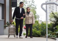 Duo de senior/ aidant revenant des courses alimentaires a la residence autonomie  Bellefontaine