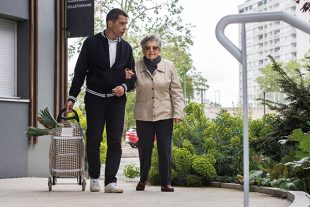 Duo de senior/ aidant revenant des courses alimentaires a la residence autonomie  Bellefontaine