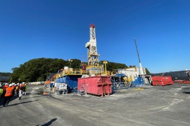 Réalisé par Coriance, ce forage devrait alimenter les réseaux de chaleur de Châtenay-Malabry et du Plessins-Robinson. Le montant des travaux est estimé à 80 M€, dont le tiers est subventionné par l'Ademe.