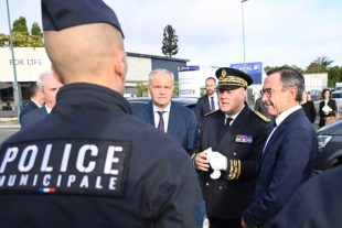 De dr à g : Bruno Retailleau, ministre de l'Intérieur, Frédéric Rose, préfet des Yvelines, et François-Noël Buffet, ministre auprès du ministre de l'Intérieur, le 2 septembre 2025 à Sartrouville (Yvelines).
