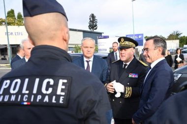 De dr à g : Bruno Retailleau, ministre de l'Intérieur, Frédéric Rose, préfet des Yvelines, et François-Noël Buffet, ministre auprès du ministre de l'Intérieur, le 2 septembre 2025 à Sartrouville (Yvelines).