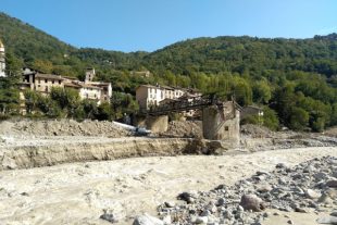 La passerelle métallique à Roquebillière (Alpes-Maritimes) a été détruite par la crue de la Vésubie lors du passage de la tempête Alex en 2020.