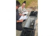 Séverine Bourserie et Sébastien Petit vérifient le réglage de la pression d’eau au niveau du by-pass.