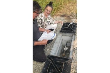 Séverine Bourserie et Sébastien Petit vérifient le réglage de la pression d’eau au niveau du by-pass.