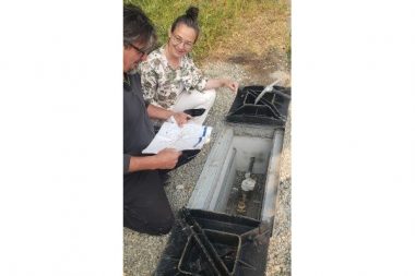 Séverine Bourserie et Sébastien Petit vérifient le réglage de la pression d’eau au niveau du by-pass.