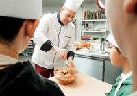 chef de Tablescommunes Olivier Bernard, lors d'un atelier avec des enfants,