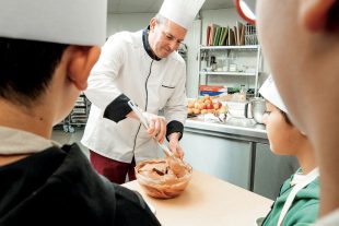 chef de Tablescommunes Olivier Bernard, lors d'un atelier avec des enfants,