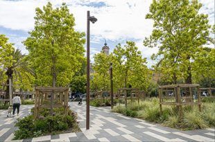 Un exemple ici d'intégration du végétal dans l'espace public urbain avec cet espace vert et de détente pour les familles et la population urbaine lors des premiers beaux jours.
