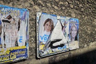 A Marseille dans le 6ème arrondissement, les affichages électoraux en couches épaisses se décomposent suite au report du 2ème tour des élections municipales causée par la crise sanitaire du covid 19.