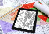 Urbanisme - Aménagement du territoire - Cartes de plan local d'urbanisme et cadastre affiché sur une tablette numérique
