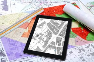 Urbanisme - Aménagement du territoire - Cartes de plan local d'urbanisme et cadastre affiché sur une tablette numérique