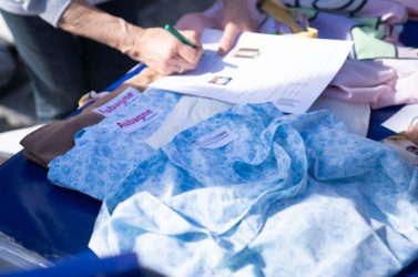 Sur le marché d’Aubagne (Bouches-du-Rhône), les tote bags sont de plus en plus visibles.