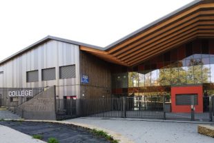 Le collège François-Truffaut a fait l'objet d'une reconstruction.