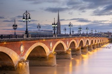 Le pont de pierre est un pont à voûtes en maçonnerie
franchissant la Garonne à Bordeaux (Gironde).
