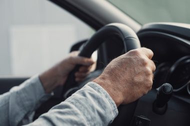 Moteur allumé à l’arrêt : quelle base juridique pour verbaliser ?