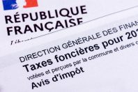 Clamart, France, 6 septembre 2022 : Gros plan d'un avis d'impôt taxes foncières français envoyé chaque année  aux propriétaires fonciers