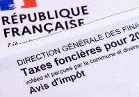 Clamart, France, 6 septembre 2022 : Gros plan d'un avis d'impôt taxes foncières français envoyé chaque année  aux propriétaires fonciers