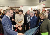 La ministre Charlotte Parmentier-Lecocq (au centre) a visité le Salon des services à la personne aux côtés d'Olivier Richefou et Françoise Tenenbaum, notamment.