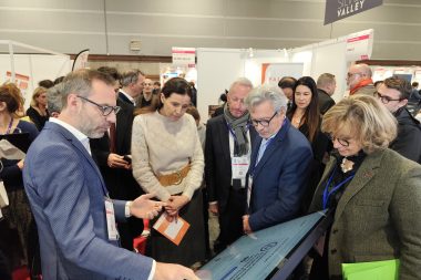 La ministre Charlotte Parmentier-Lecocq (au centre) a visité le Salon des services à la personne aux côtés d'Olivier Richefou et Françoise Tenenbaum, notamment.