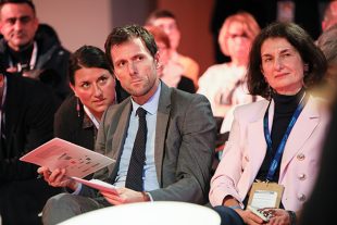 Mathieu Lefèvre, ministre délégué à la transition écologique, face aux élus locaux lors du Congrès des maires.